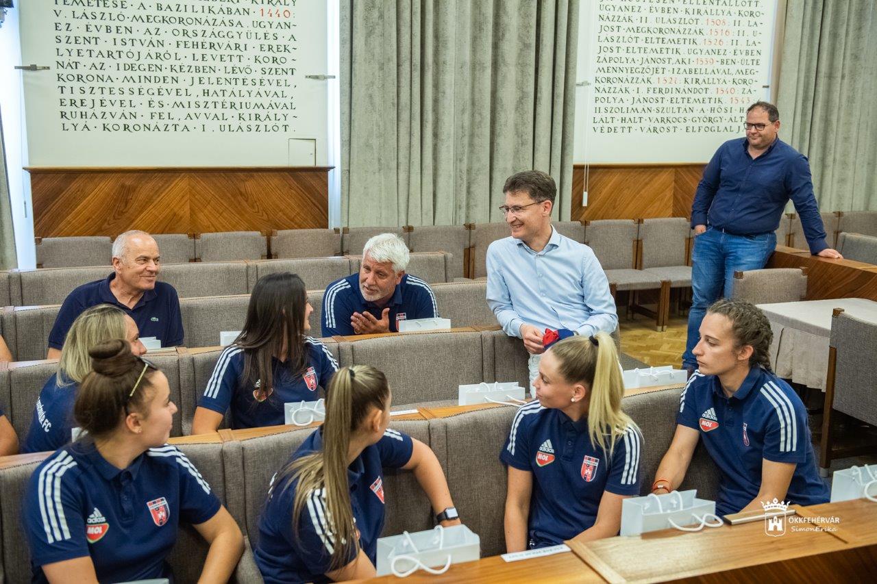 A MOL Fehérvár női labdarúgócsapata a Városházán