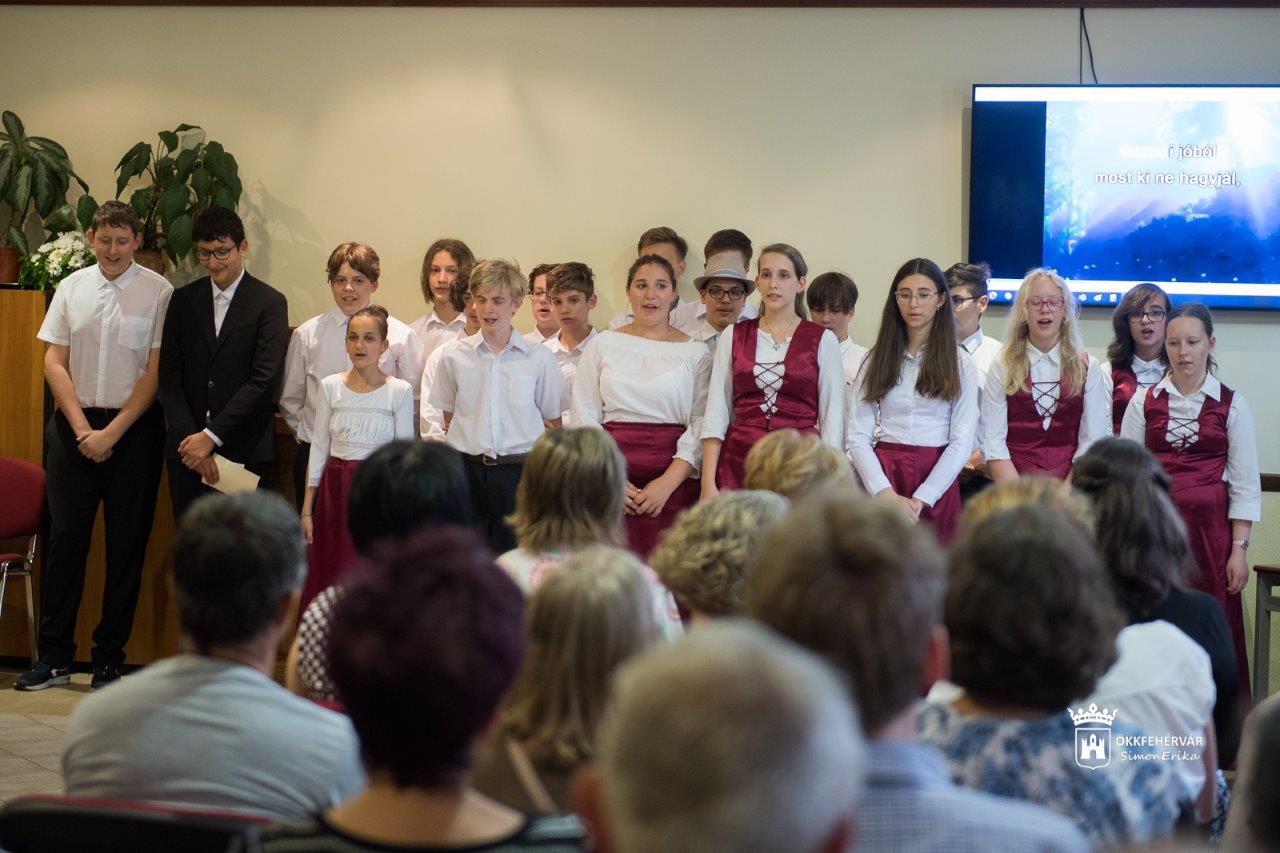 Tanáraikat köszöntötték a Talentum Református Általános Iskola ballagó diákjai