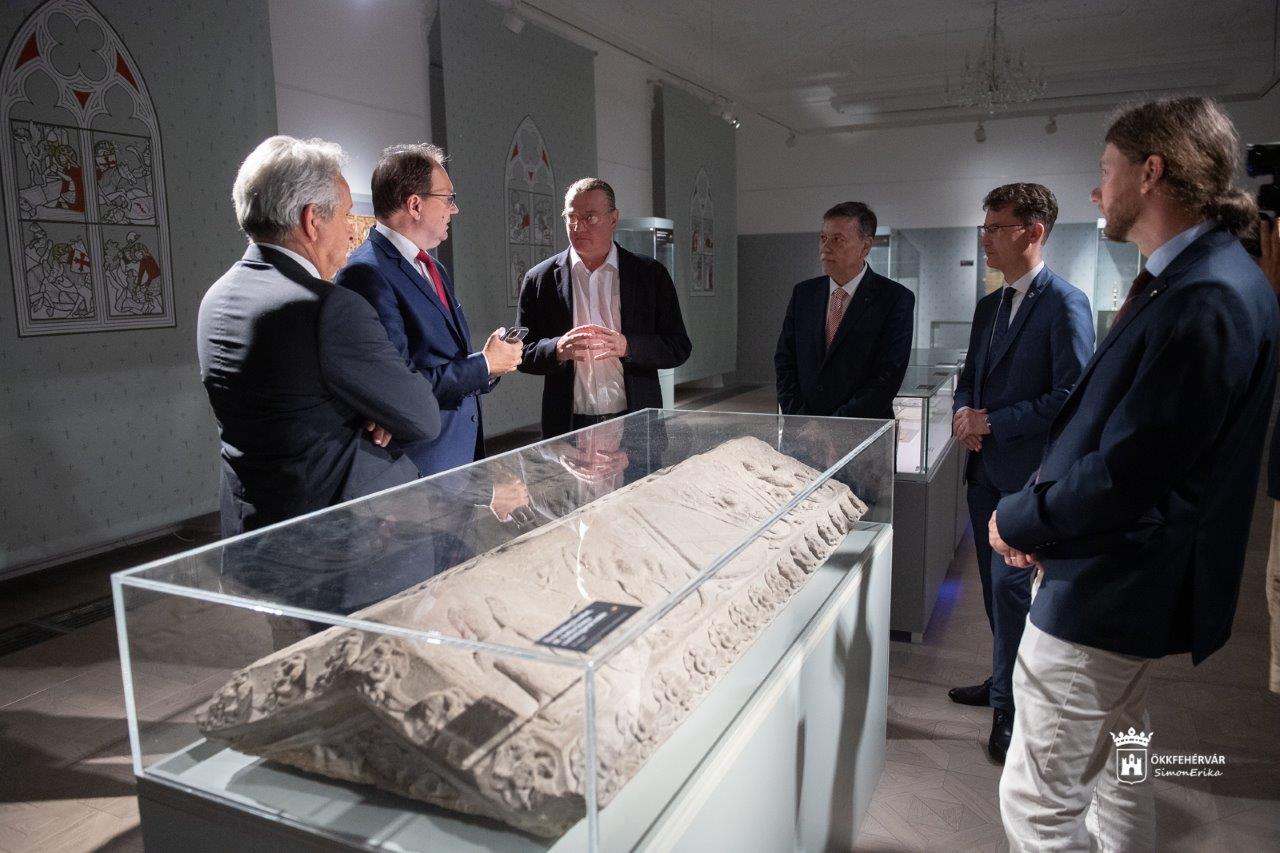 Fehérvári múzeumi látogatáson járt a kultúráért felelős államtitkár