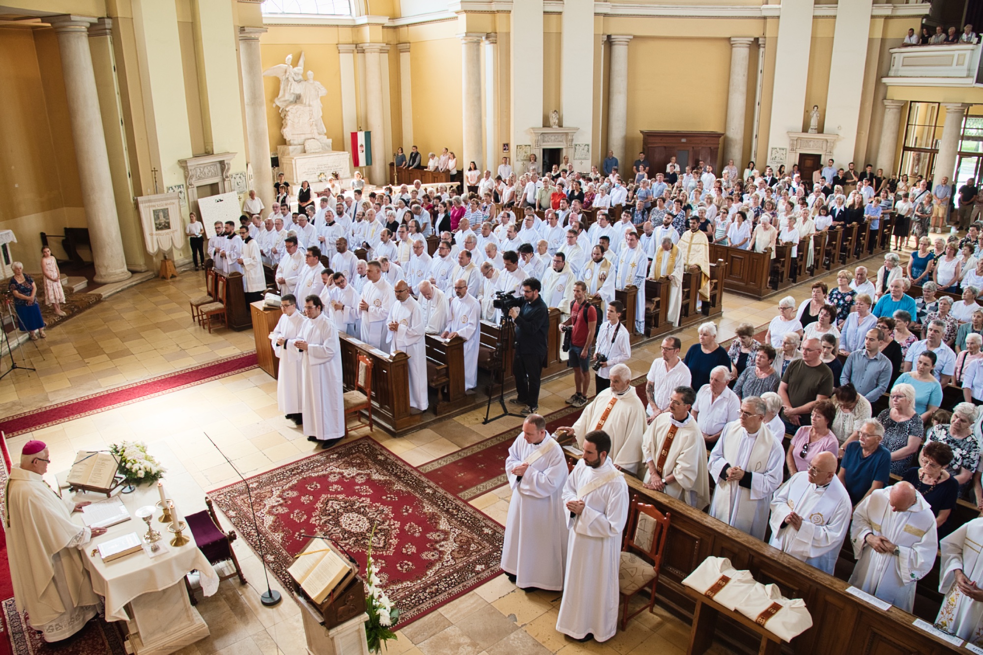 Pap- és diakónusszentelés Székesfehérváron a Prohászka templomban