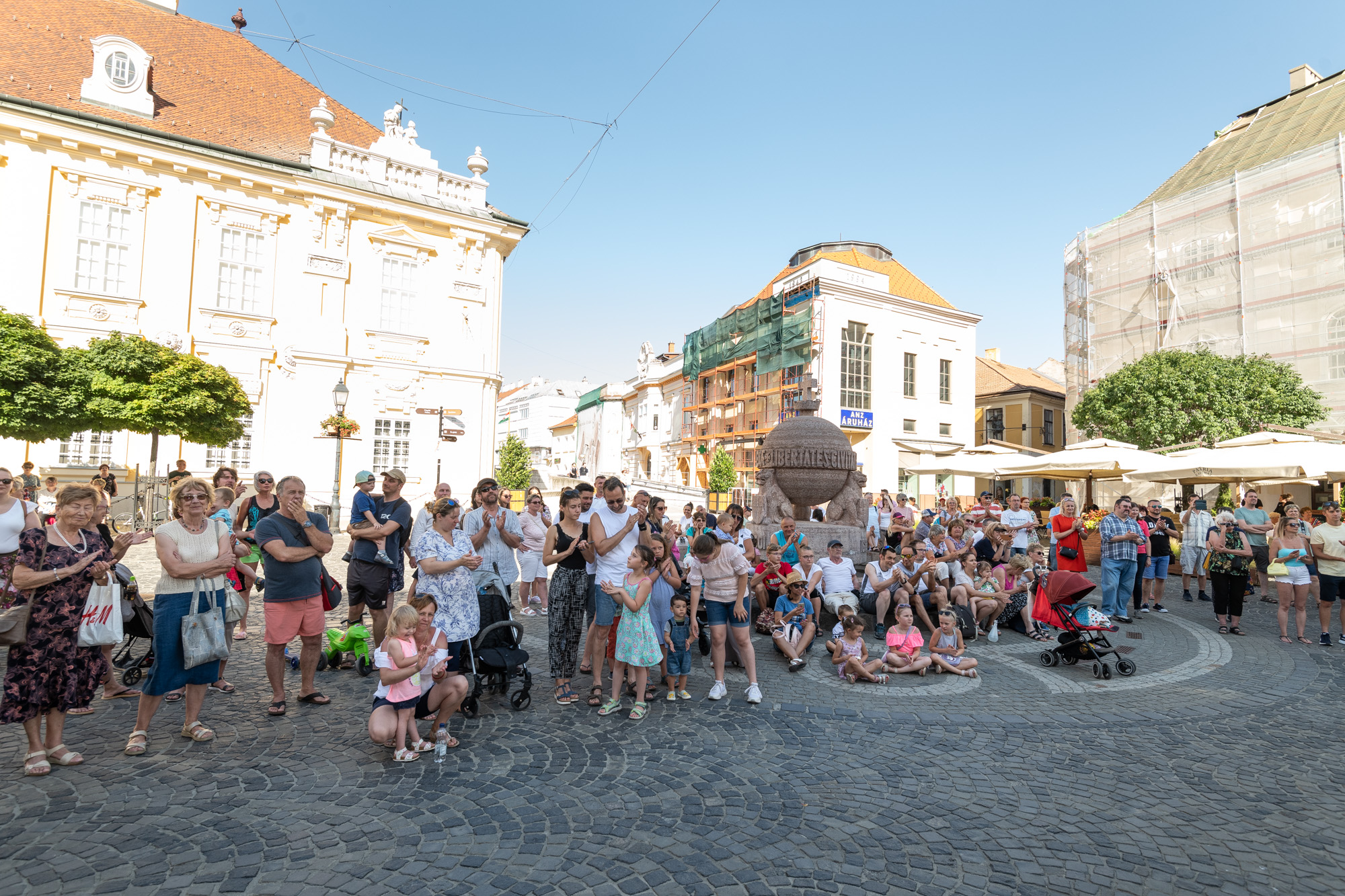 Így búcsúzott Székesfehérvártól Barbarossa Frigyes óriásbábja