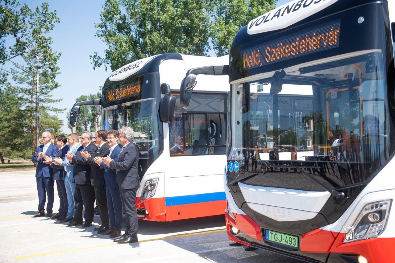 Átadták az első kettő fehérvári elektromos buszt - őszig érkezik még tíz