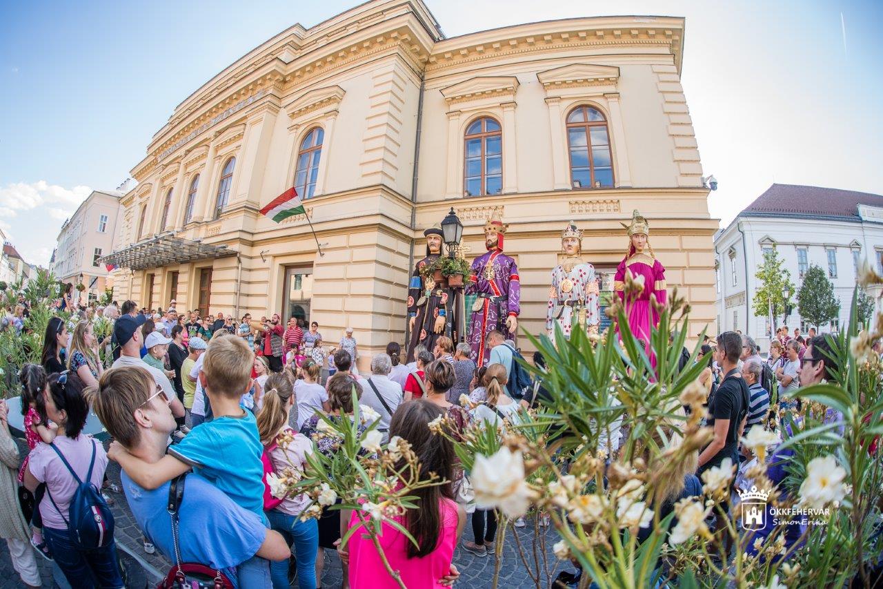 Óriásbábok, baranta és koncert  - szombat délután a Belvárosban