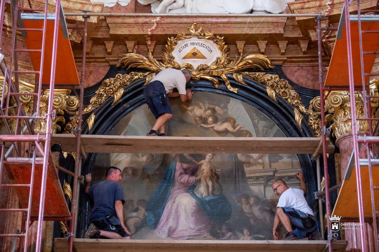 Restaurálás után visszakerült a főoltárkép a Bazilikába