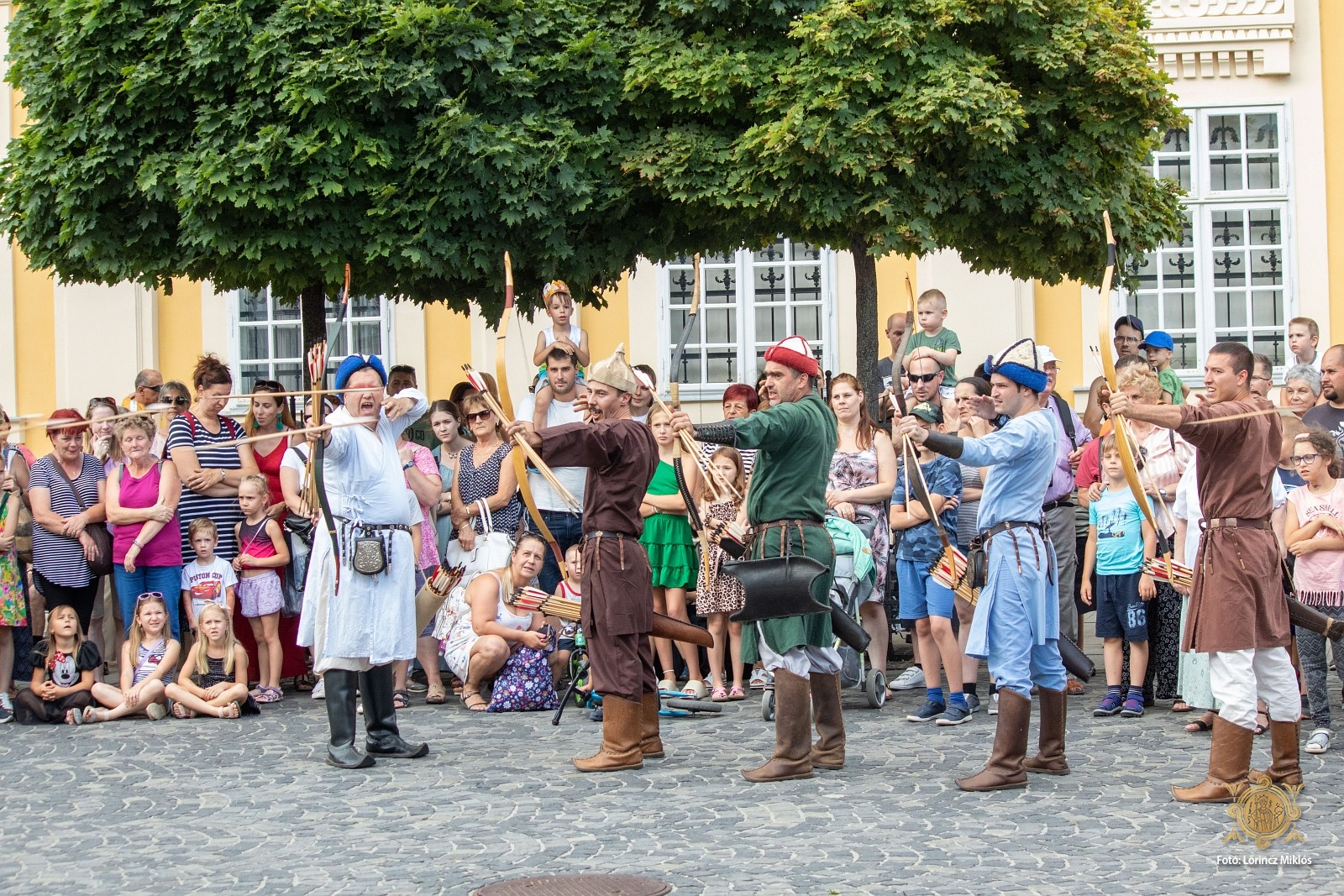 Szent László, Rheinfeldi Adelhaid és Piroska vonult végig a Fő utcán