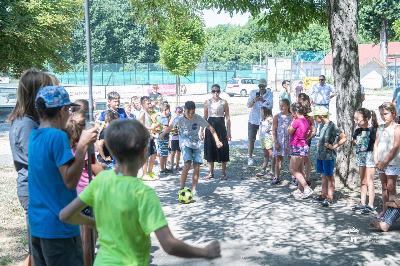 Dartsfoci foglalkozás a Napraforgó Városi Napközis Táborban