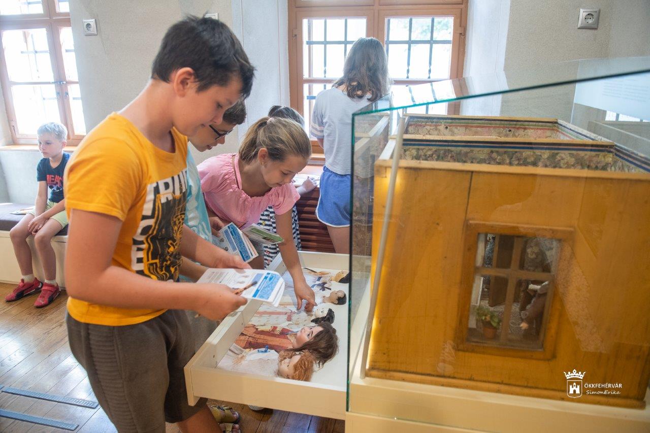 Napraforgó táboros diákok a Hetedhét Játékmúzeumban