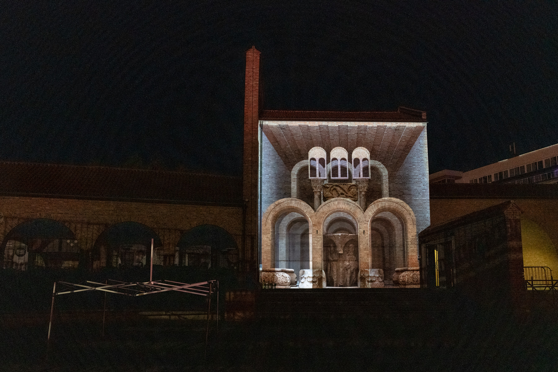 Fényfestés a Nemzeti Emlékhelyen és a Bartók Béla téren