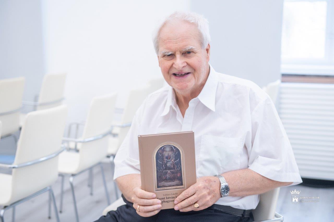 A Szent István-i hagyományoktól az Aranybulláig – bélyeg- és könyvbemutató