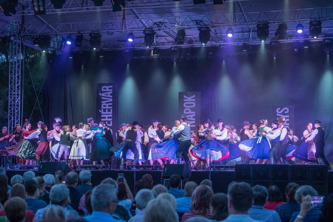 Képeken a Folkfesztivál nyitógálája