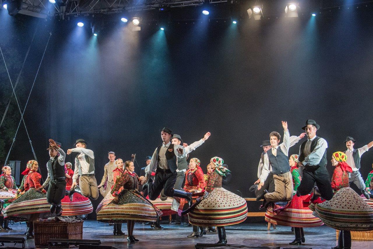 Képeken a Magyar Állami Népi Együttes Kolozsvári piactéren című műsora