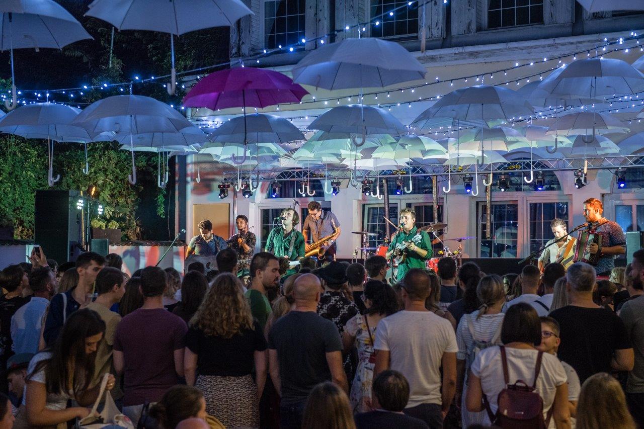 Fantasztikus hangulat az Aurevoir koncerten a Táncházban