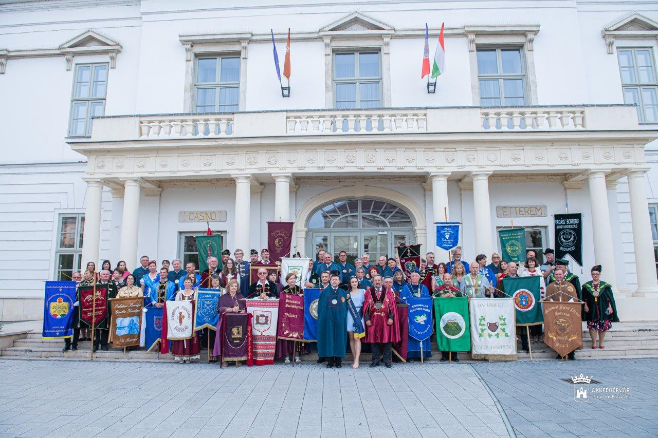 Kárpát-medencei borrendek találkozója Székesfehérváron