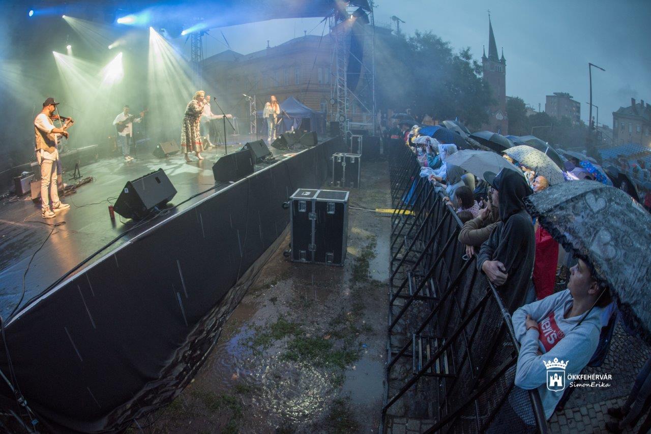 Az eső is megsiratta a végét és a Sister Act koncertje zárta a Királyi Napokat