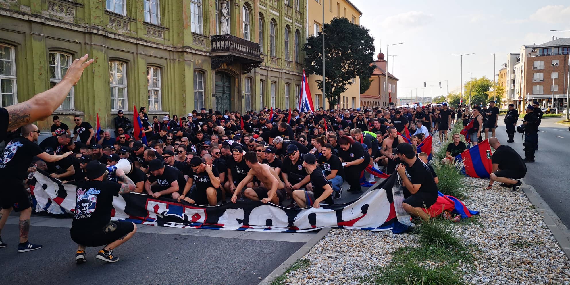 Így vonultak a hazai szurkolók az esti meccsre