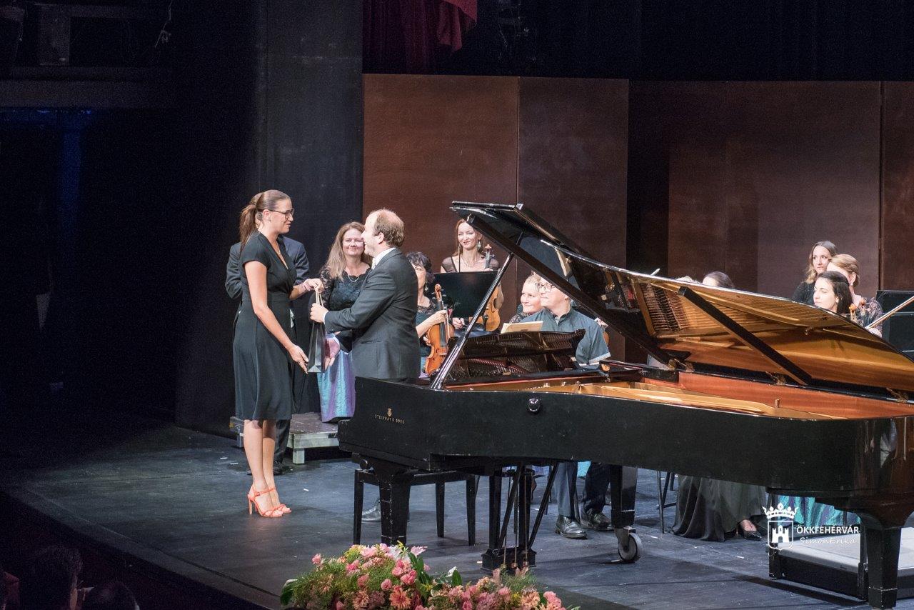 Mozart est az Alba Regia Szimfonikusokkal a Vörösmarty Színházban
