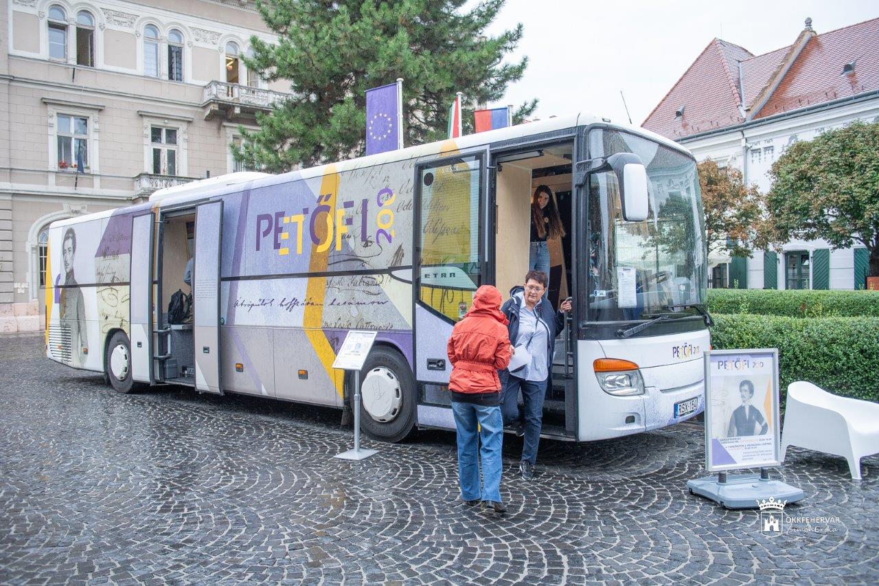 Fehérvárra érkezett a Petőfi Irodalmi Múzeum új utazó tárlata