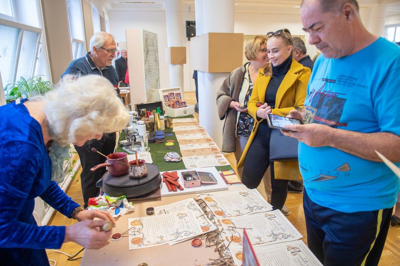A Székesfehérvári Városi Bélyeggyűjtő Kör kiállítása a VOKE-ban