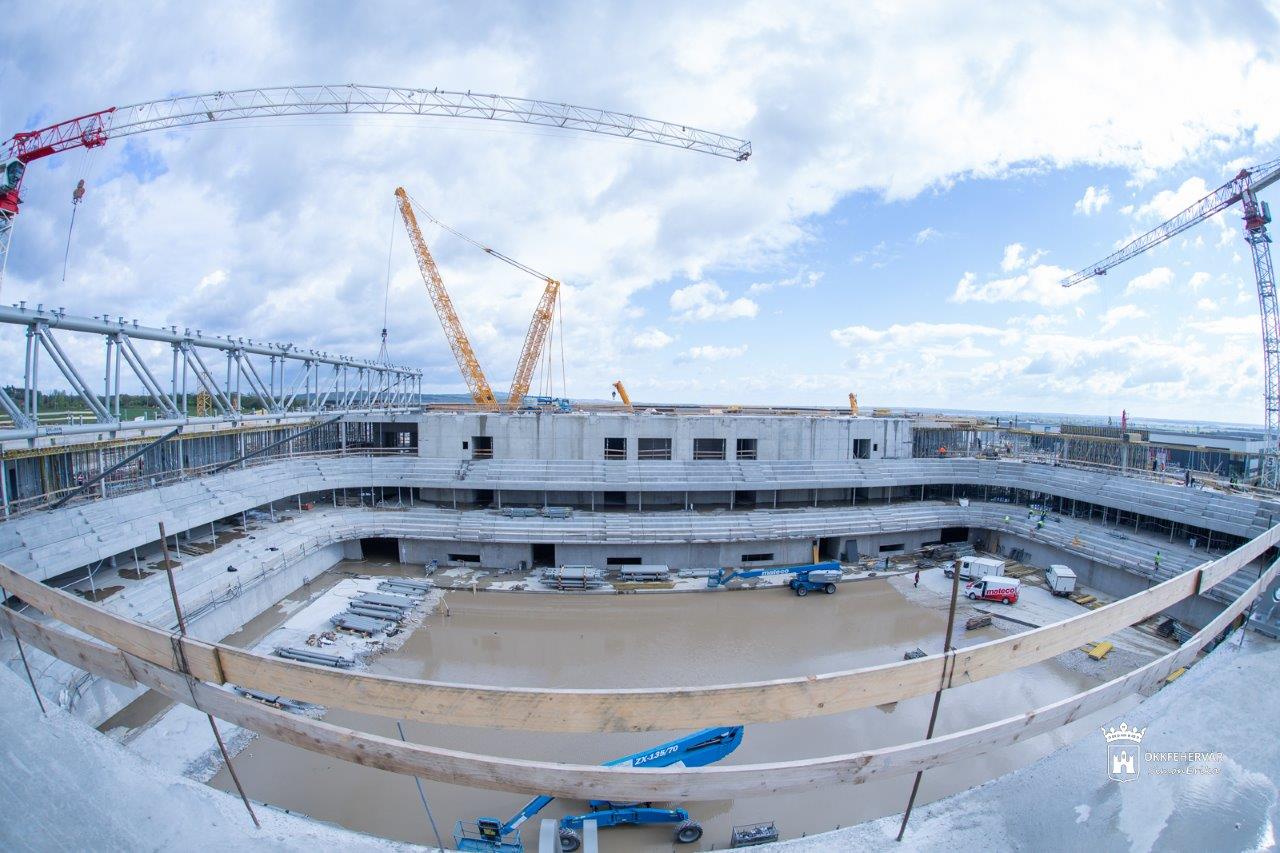 Képviselői bejárás az épülő Alba Arénában