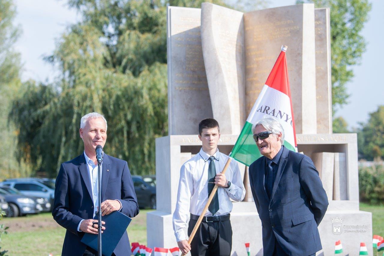 Szobrot állítottak a helsinki olimpia emlékére