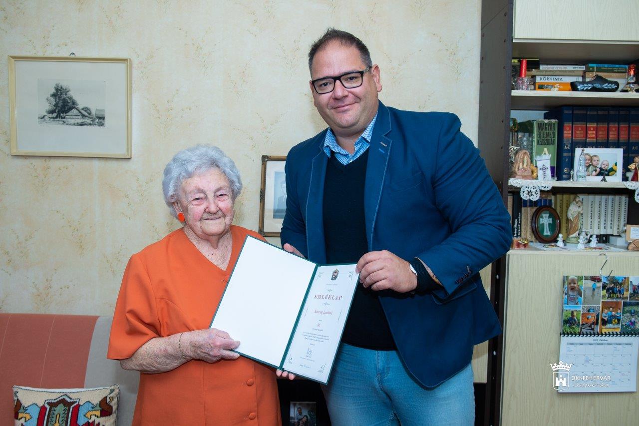 A 90 esztendős Koncsag Lászlónét köszöntötték