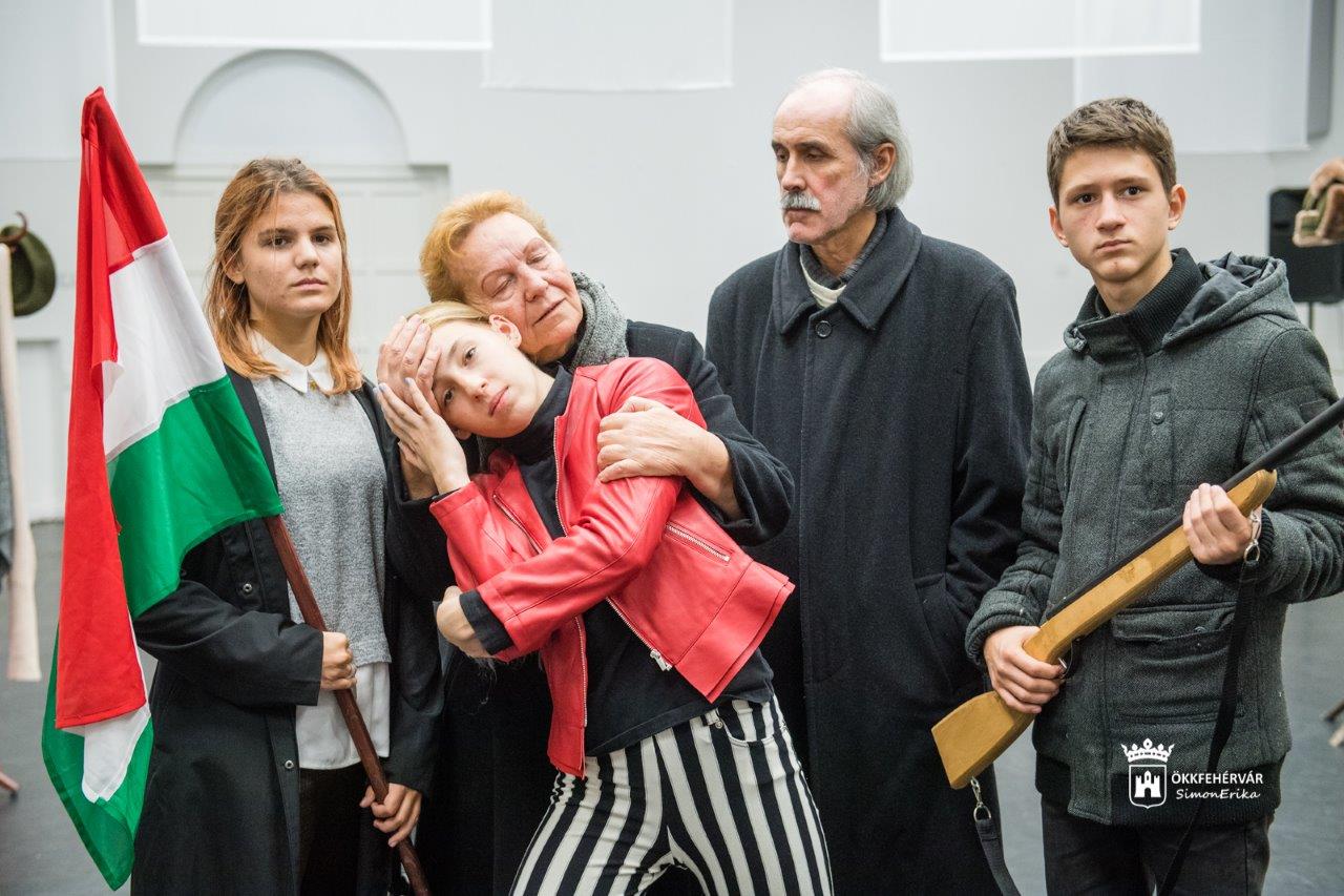 Emlékezők ünnepe - próbálják az 56-os előadást