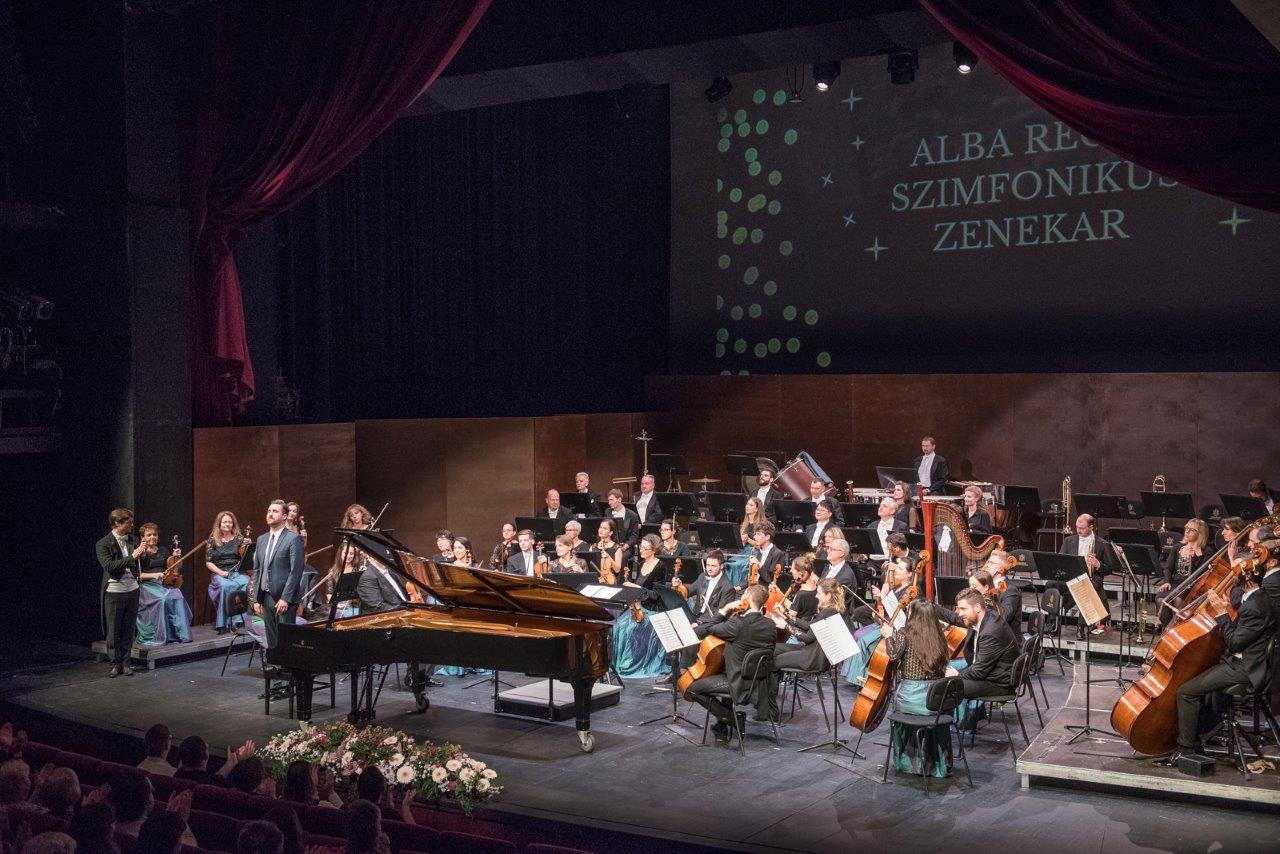 Romantikus est a Farkas sorozatban zenekarral és Kovács Gergely zongoraművésszel