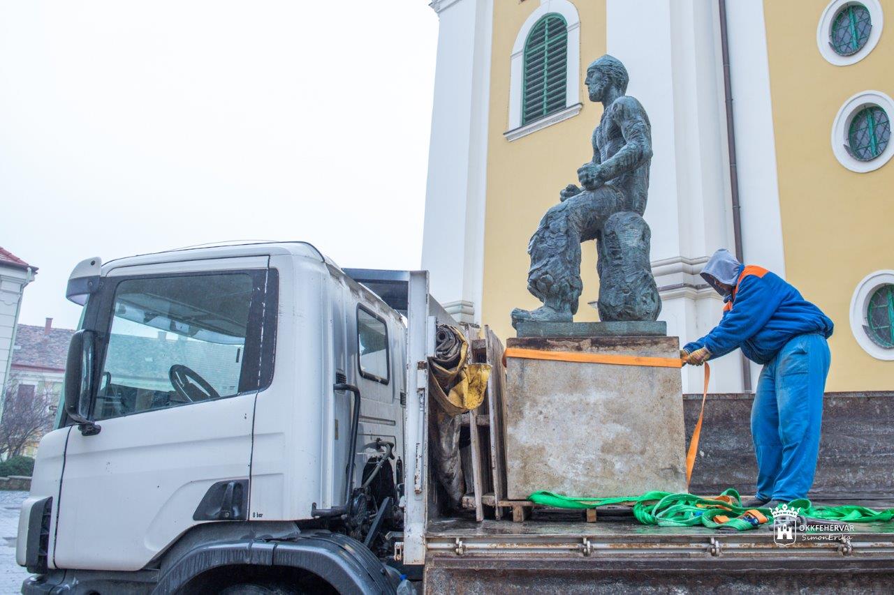 Ideiglenesen raktárba kerül Géza fejedelem szobra