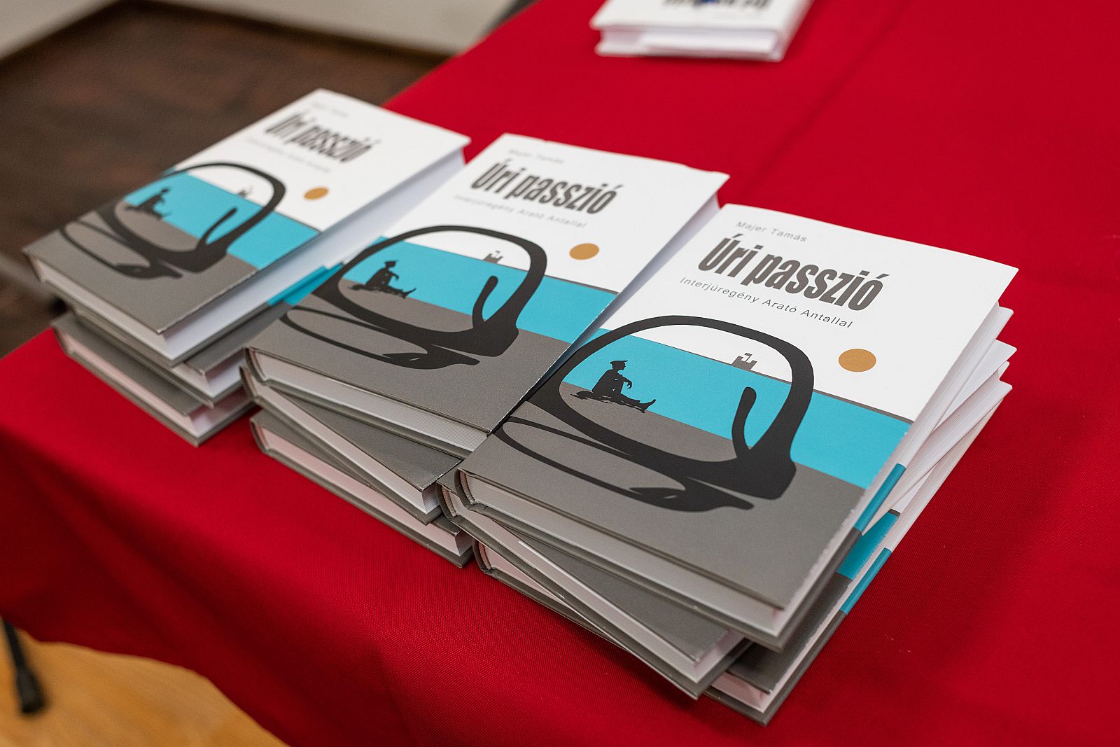 Könyvbemutató a Vörösmarty teremben