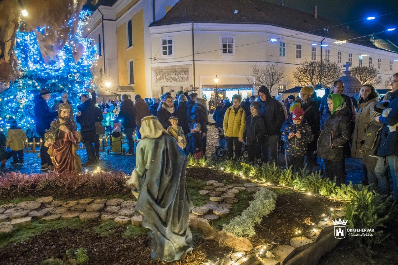 Fehérvári Advent fényekkel, zenével és forraltborral