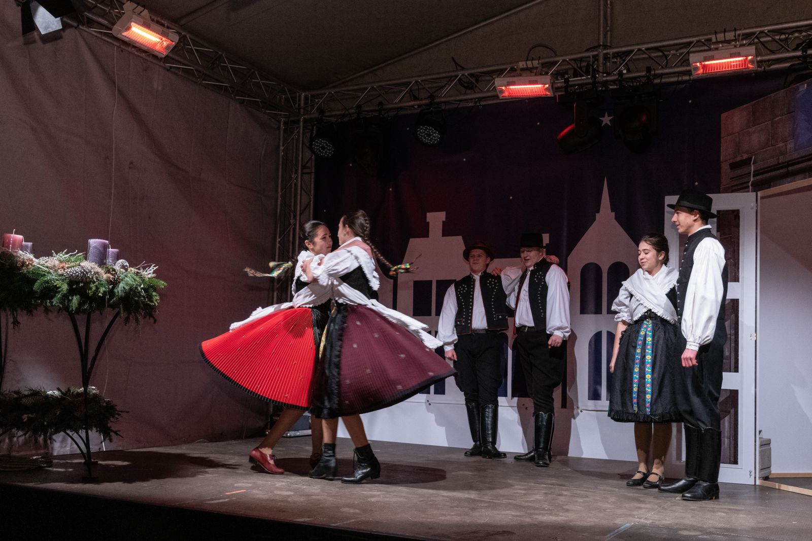 Néptánccal nyílt az első ablak a Városház téren