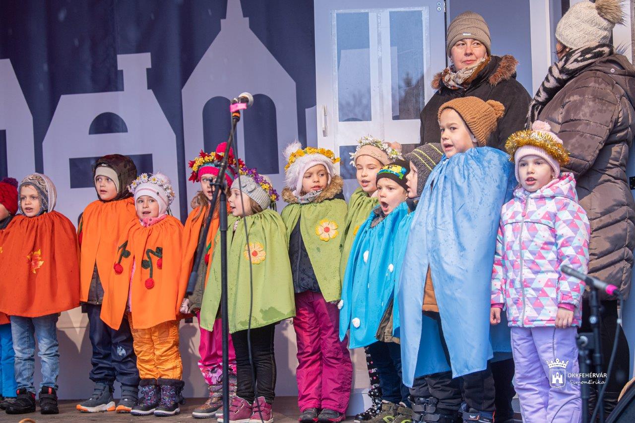 Felsővárosi óvodások meseelőadása az Adventi színpadon