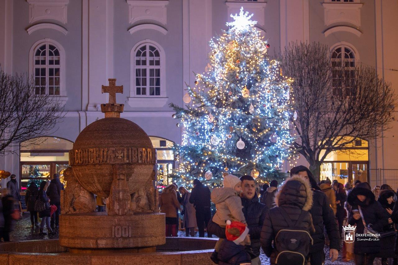 Felgyúlt a második gyertya is a város adventi koszorúján
