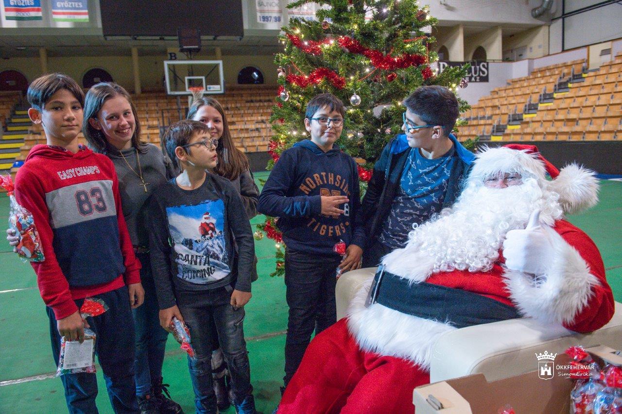 Az Alba Regia Sportcsarnokba is megérkezett a Mikulás