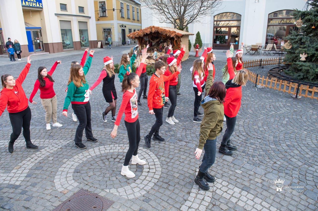 Képeken a Diáktanács Mikulás Flashmobja