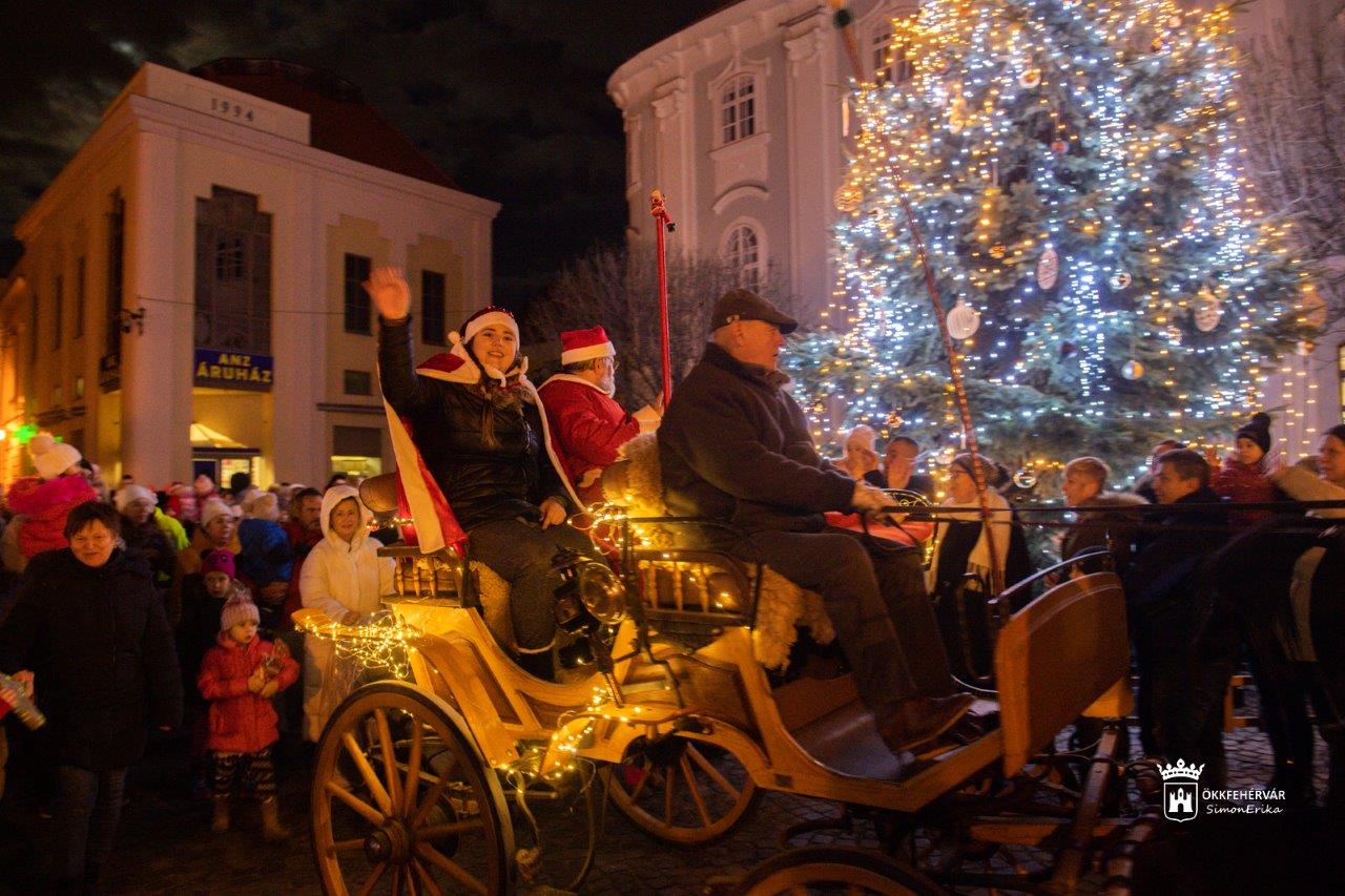 Így érkezett meg a Mikulás a Városház térre 2022.