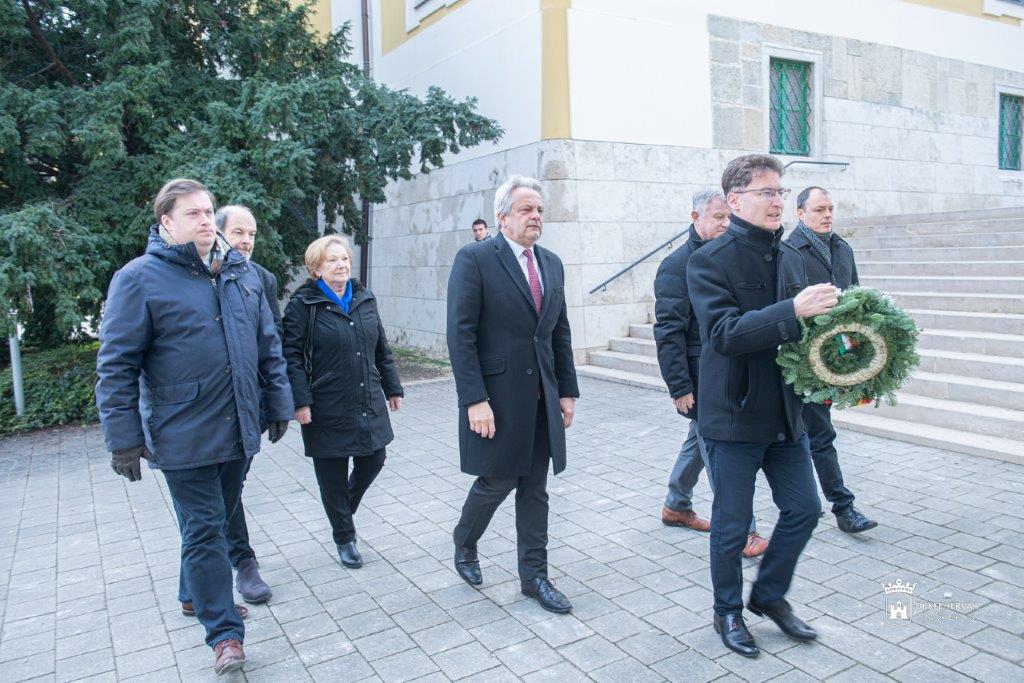 Néma koszorúzás a december 7-i asszonytüntetés helyszínén
