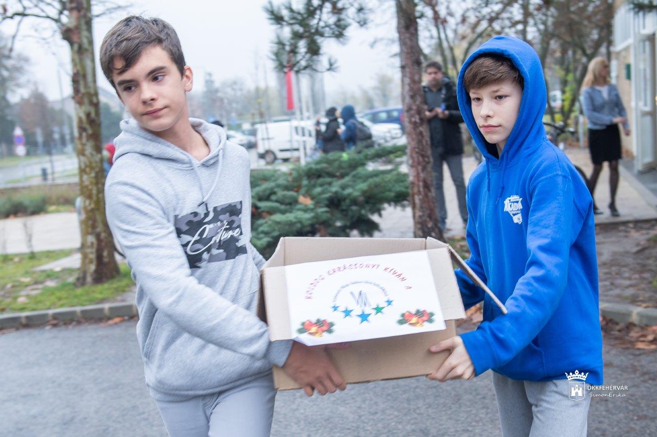 A városi adománygyűjtő akcióhoz csatlakoztak a Vörösmartys diákok