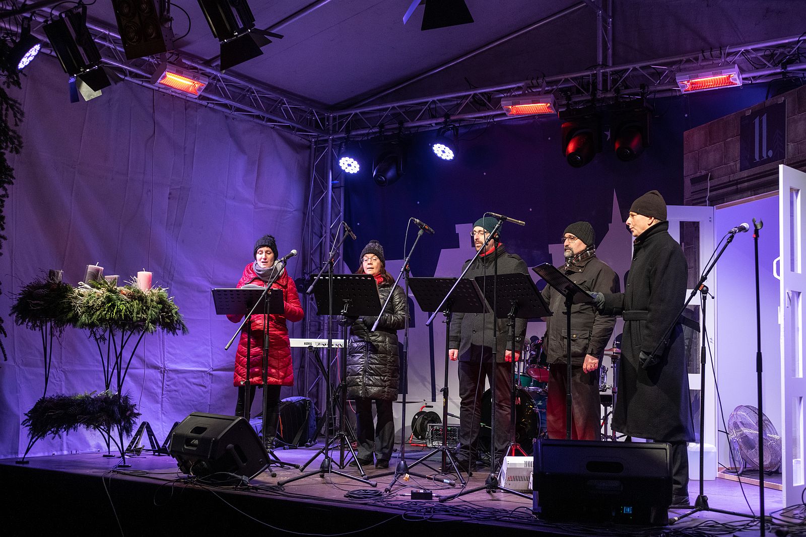 Az öröm gyertyájának lángja fényesíti be a harmadik vasárnapot