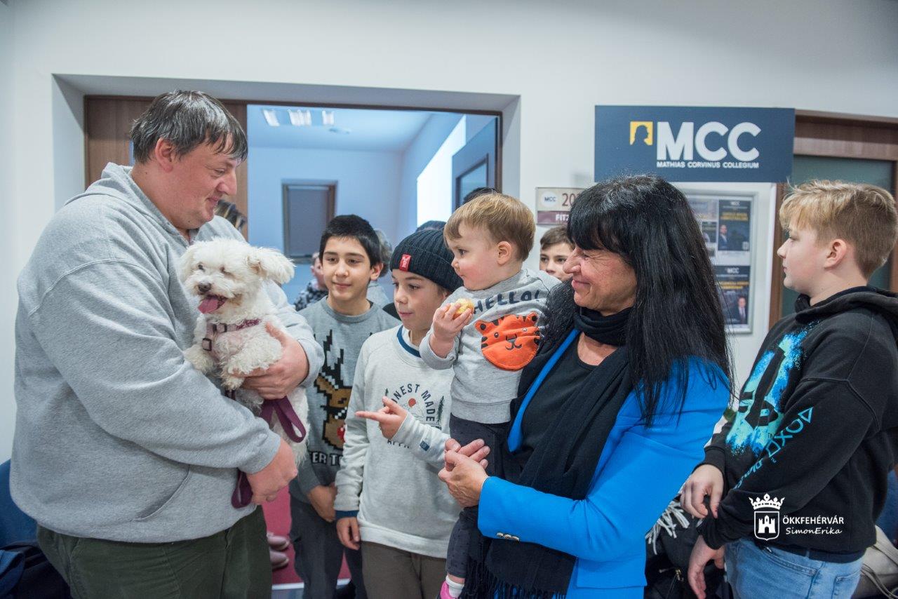 Az ASKA-nak gyűjtöttek adományt az MCC diákjai