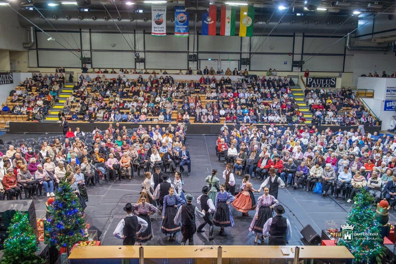 Nyugdíjasok karácsonya tánccal és énekkel az Alba Regia Sportcsarnokban