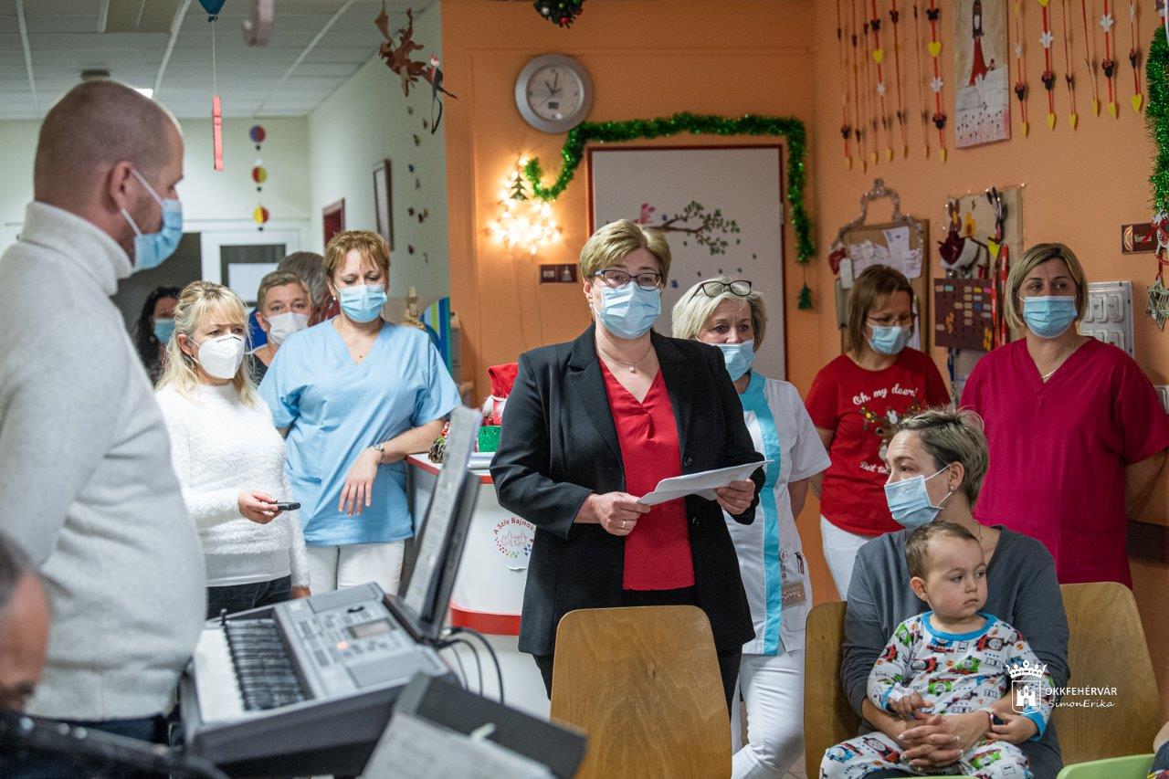 Karácsonyi ünnepség a Szent György Kórház Gyermekosztályán