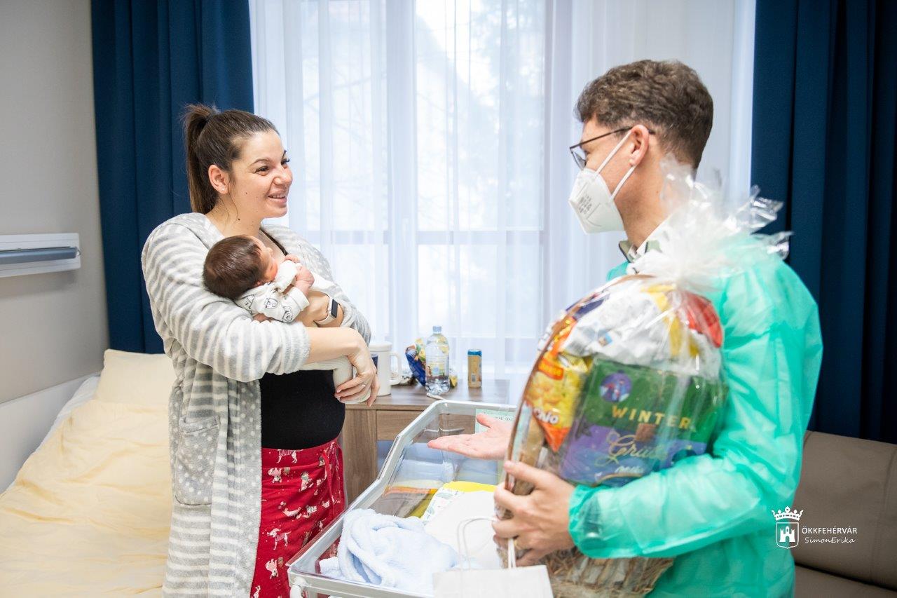 Vencel a 2023-as év első székesfehérvári babája