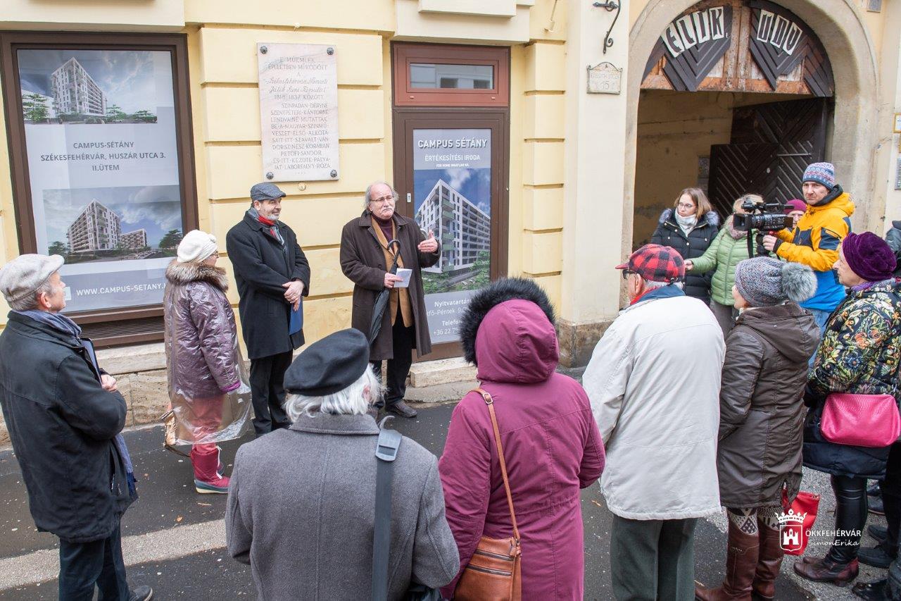 A 200 éve született Petőfi Sándorra emlékeztek a Kossuth utcában