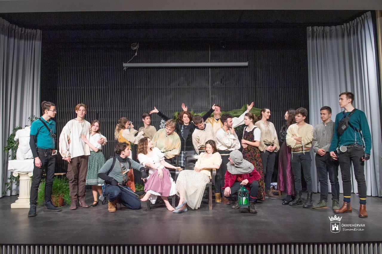 Shakespeare darabot mutat be a Fejér Holló Diákszínpad