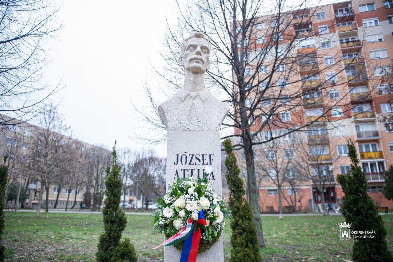 Megszépülve került új helyre a József Attila szobor