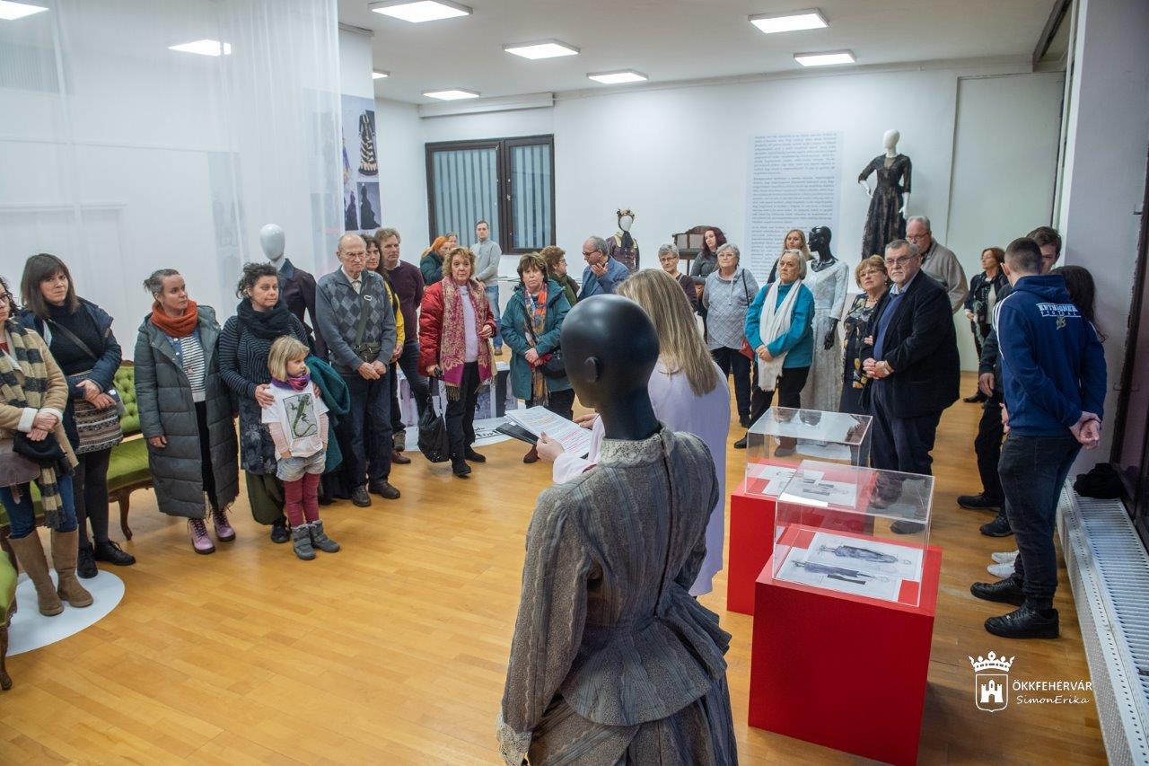 A magyar kultúra napja - kiállítás a Régimódi történet színmű jelmezeiből