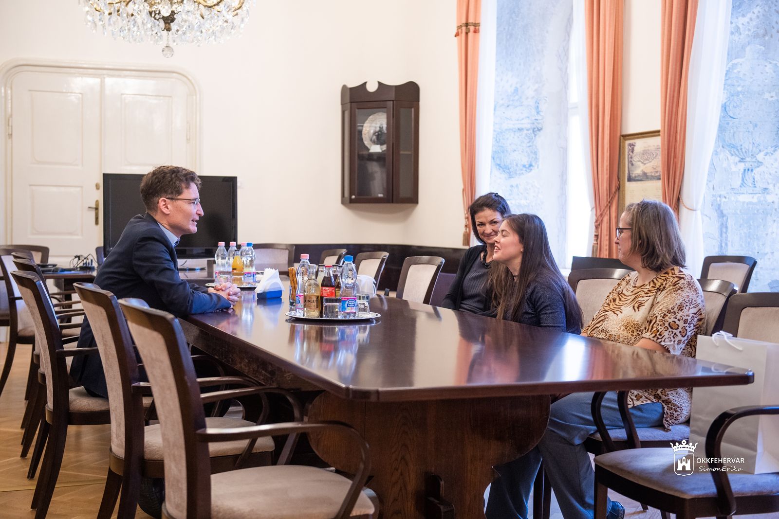 Porga Zsaklin világbajnok pararúdsportoló a Városházán