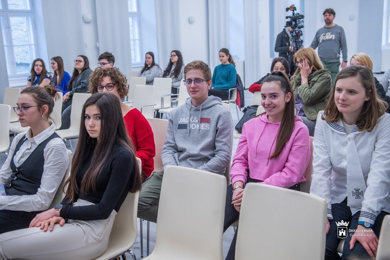 Kerekasztal-beszélgetés a civilek napjához kapcsolódóan