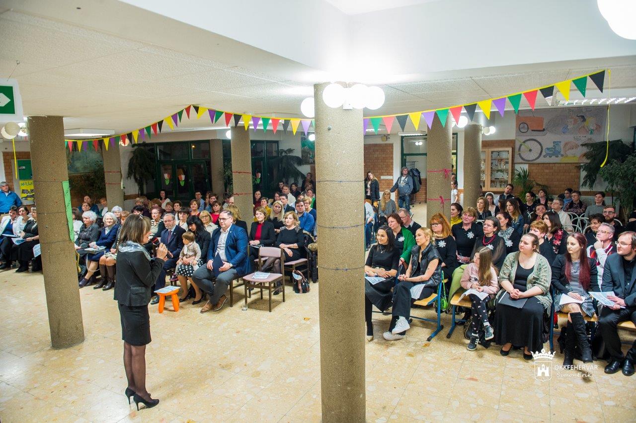 Öröméneklés és ünnepi est a Kossuth Lajos Általános Iskolában
